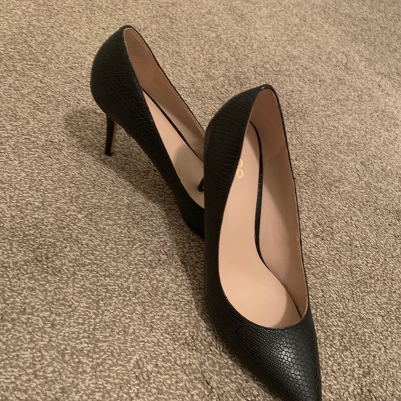 Heels (shoes) - Picture 3 of 4